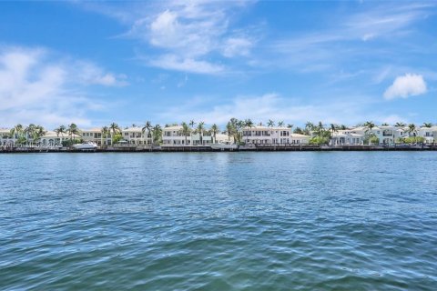 Condo in Hollywood, Florida, 2 bedrooms № 1896070 - photo 23