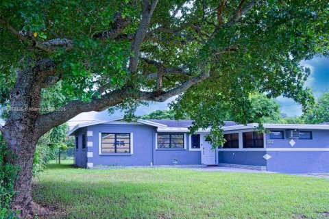 Casa en venta en Fort Lauderdale, Florida, 4 dormitorios, 149.39 m2 № 1875570 - foto 1