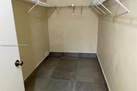 Condo in Hollywood, Florida, 1 bedroom  № 1950107 - photo 7