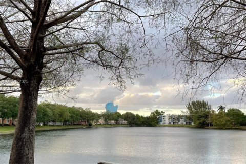 Condo in Hollywood, Florida, 1 bedroom  № 1950107 - photo 14