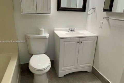 Condo in Hollywood, Florida, 1 bedroom  № 1950107 - photo 3