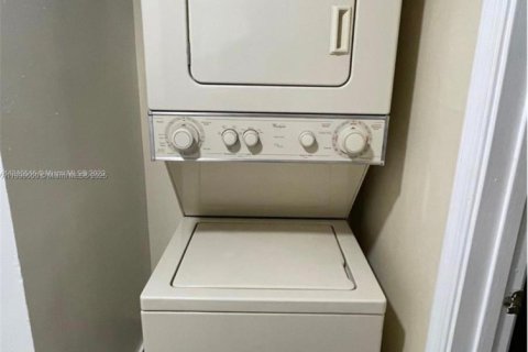 Condo in Hollywood, Florida, 1 bedroom  № 1950107 - photo 8