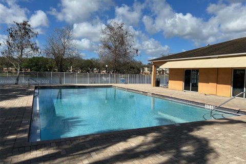 Condo in Hollywood, Florida, 1 bedroom  № 1950107 - photo 12