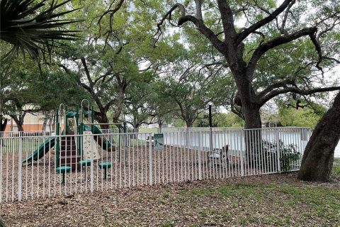 Condo in Hollywood, Florida, 1 bedroom  № 1950107 - photo 13