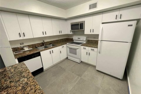 Condo in Hollywood, Florida, 1 bedroom  № 1950107 - photo 1