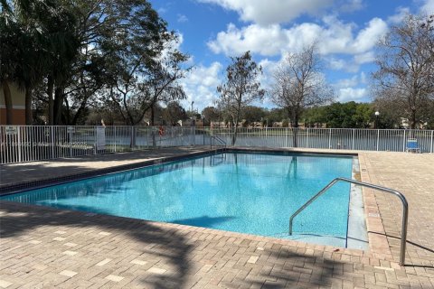 Condo in Hollywood, Florida, 1 bedroom  № 1950107 - photo 11