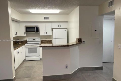 Condo in Hollywood, Florida, 1 bedroom  № 1950107 - photo 2