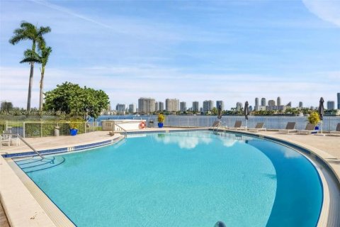 Condominio en venta en North Miami Beach, Florida, 2 dormitorios, 112.69 m2 № 1768419 - foto 23