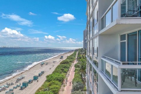 Condo in Miami Beach, Florida, 1 bedroom  № 2034511 - photo 9