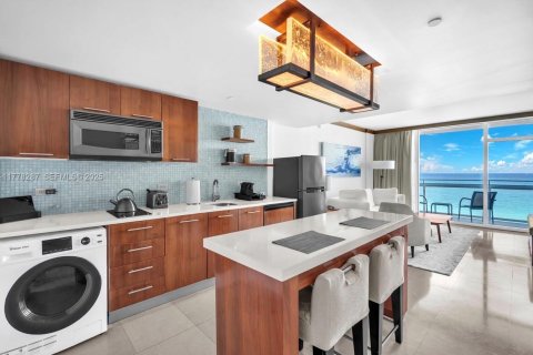 Condo in Miami Beach, Florida, 1 bedroom  № 2034511 - photo 15