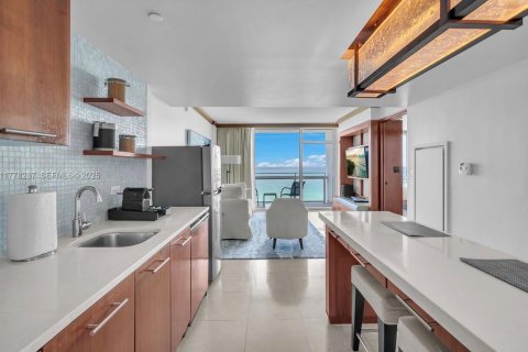 Condo in Miami Beach, Florida, 1 bedroom  № 2034511 - photo 13