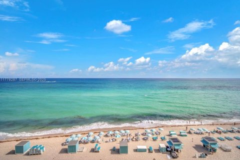 Condo in Miami Beach, Florida, 1 bedroom  № 2034511 - photo 24