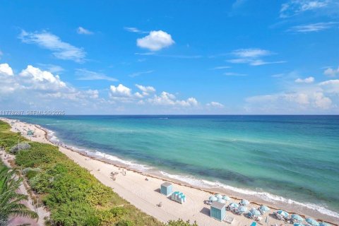 Condo in Miami Beach, Florida, 1 bedroom  № 2034511 - photo 23