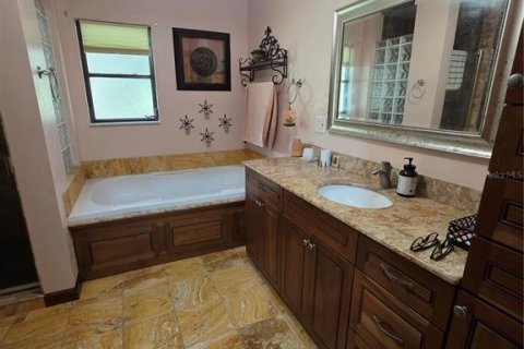 House in Punta Gorda, Florida 3 bedrooms, 191.94 sq.m. № 1833027 - photo 12