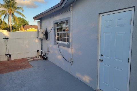 Снять в аренду кондоминиум в Лодердейл-Лейкс, Флорида 1 спальня, № 1186589 - фото 1