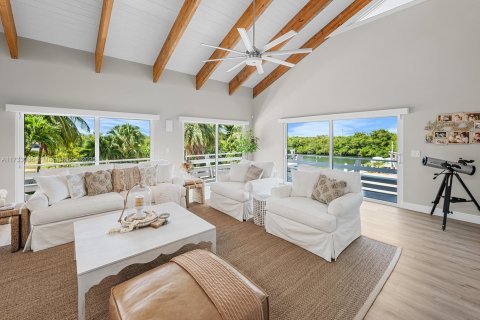 House in Marathon, Florida 7 bedrooms, 771.65 sq.m. № 1812253 - photo 4