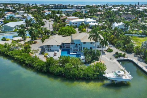 House in Marathon, Florida 7 bedrooms, 771.65 sq.m. № 1812253 - photo 2