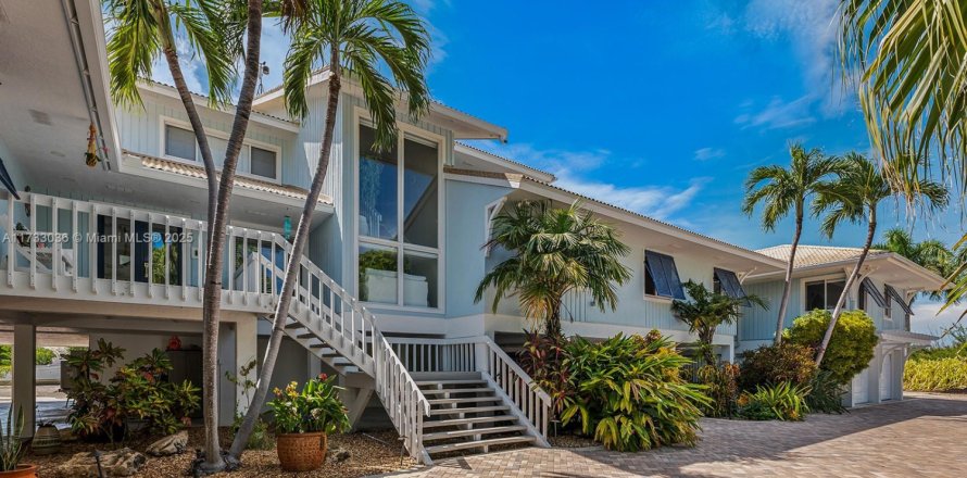 House in Marathon, Florida 7 bedrooms, 771.65 sq.m. № 1812253