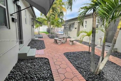 House in Hollywood, Florida 1 bedroom, 334.73 sq.m. № 2276517 - photo 14