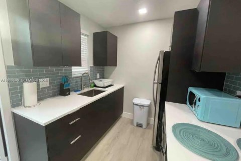 House in Hollywood, Florida 1 bedroom, 334.73 sq.m. № 2276517 - photo 9