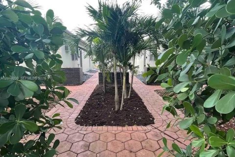 House in Hollywood, Florida 1 bedroom, 334.73 sq.m. № 2276517 - photo 17