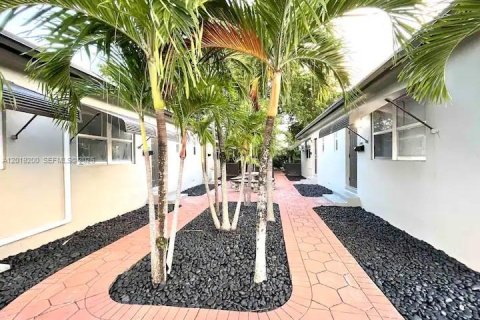 House in Hollywood, Florida 1 bedroom, 334.73 sq.m. № 2276517 - photo 2