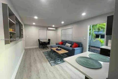 House in Hollywood, Florida 1 bedroom, 334.73 sq.m. № 2276517 - photo 3