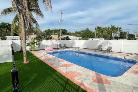 House in Hollywood, Florida 1 bedroom, 334.73 sq.m. № 2276517 - photo 12