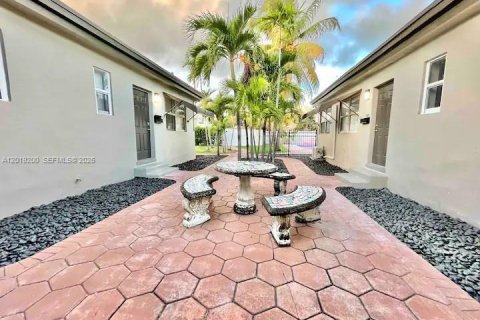House in Hollywood, Florida 1 bedroom, 334.73 sq.m. № 2276517