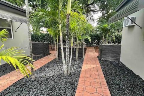 House in Hollywood, Florida 1 bedroom, 334.73 sq.m. № 2276517 - photo 13