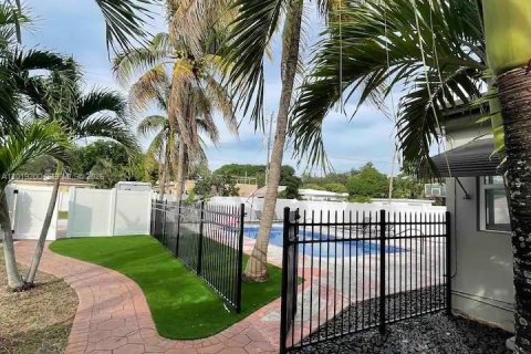 House in Hollywood, Florida 1 bedroom, 334.73 sq.m. № 2276517 - photo 16