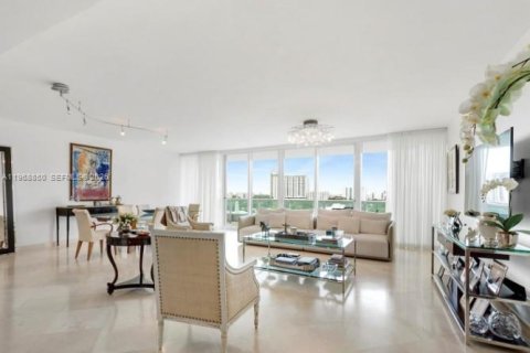 Condominio en alquiler en Miami, Florida, 2 dormitorios, 195.09 m2 № 2040771 - foto 4