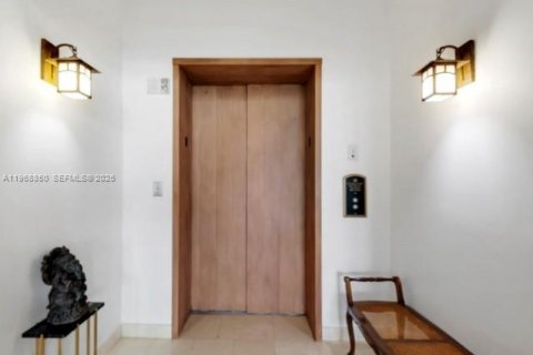 Condominio en alquiler en Miami, Florida, 2 dormitorios, 195.09 m2 № 2040771 - foto 3