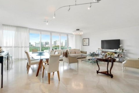 Condominio en alquiler en Miami, Florida, 2 dormitorios, 195.09 m2 № 2040771 - foto 5