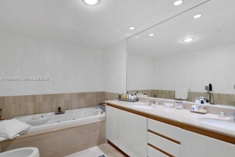 Condominio en alquiler en Miami, Florida, 2 dormitorios, 195.09 m2 № 2040771 - foto 12