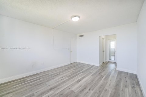 Condo in North Miami, Florida, 2 bedrooms  № 1877887 - photo 12