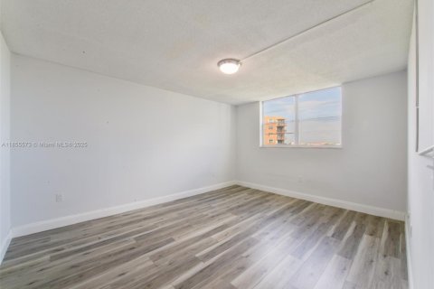 Condo in North Miami, Florida, 2 bedrooms  № 1877887 - photo 9