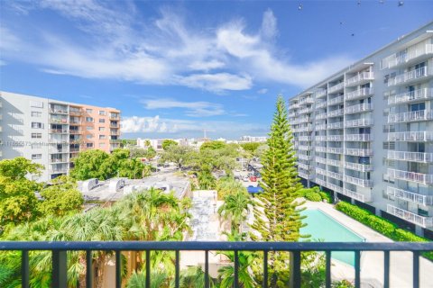 Condo in North Miami, Florida, 2 bedrooms  № 1877887 - photo 25