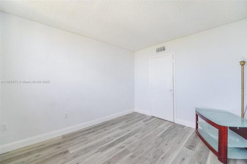 Condo in North Miami, Florida, 2 bedrooms  № 1877887 - photo 19