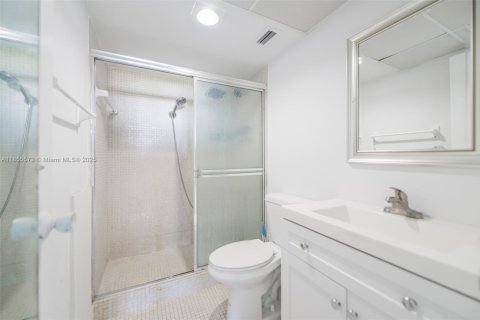 Condo in North Miami, Florida, 2 bedrooms  № 1877887 - photo 13