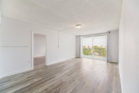 Condo in North Miami, Florida, 2 bedrooms  № 1877887 - photo 2