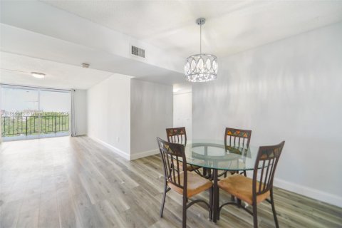 Condo in North Miami, Florida, 2 bedrooms  № 1877887 - photo 5