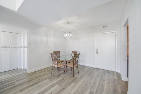 Condo in North Miami, Florida, 2 bedrooms  № 1877887 - photo 6