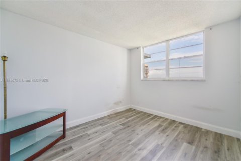 Condo in North Miami, Florida, 2 bedrooms  № 1877887 - photo 16
