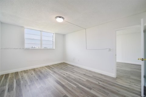 Condo in North Miami, Florida, 2 bedrooms  № 1877887 - photo 10