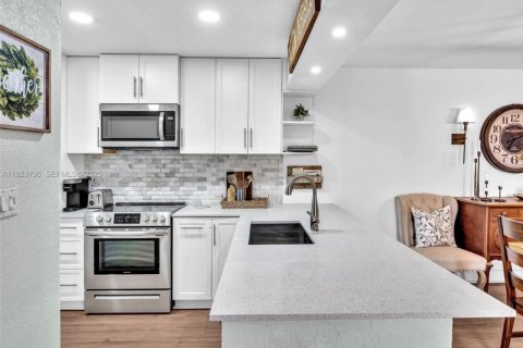 Casa en venta en Pembroke Pines, Florida, 3 dormitorios, 120.68 m2 № 1984172 - foto 14