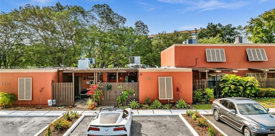 Casa en Pembroke Pines, Florida 3 dormitorios, 120.68 m2 № 1984172