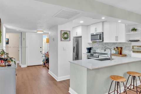 Casa en venta en Pembroke Pines, Florida, 3 dormitorios, 120.68 m2 № 1984172 - foto 16