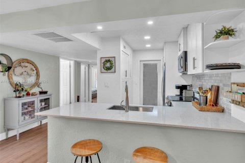 Casa en venta en Pembroke Pines, Florida, 3 dormitorios, 120.68 m2 № 1984172 - foto 18