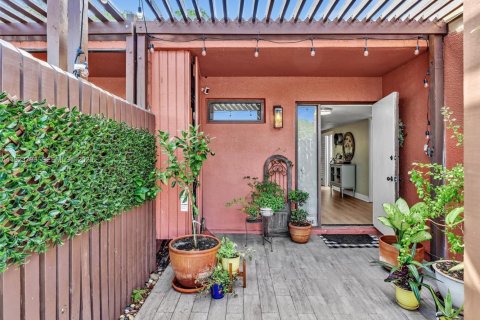 Casa en venta en Pembroke Pines, Florida, 3 dormitorios, 120.68 m2 № 1984172 - foto 3